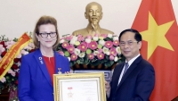 Bộ trưởng Bộ Ngoại giao Bùi Thanh Sơn tặng Kỷ niệm chương Vì sự nghiệp ngoại giao cho Đại diện thường trú UNDP tại Việt Nam Caitlin Wiesen