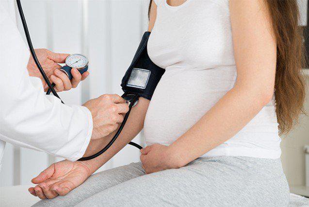 Cao huyết áp khi mang thai: Những điều mẹ bầu cần chú ý - Ảnh 2