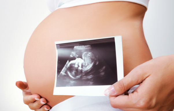 Phụ nữ mang thai quá to có thể ảnh hưởng đến sức khỏe của cả mẹ và bé.  Hình minh họa