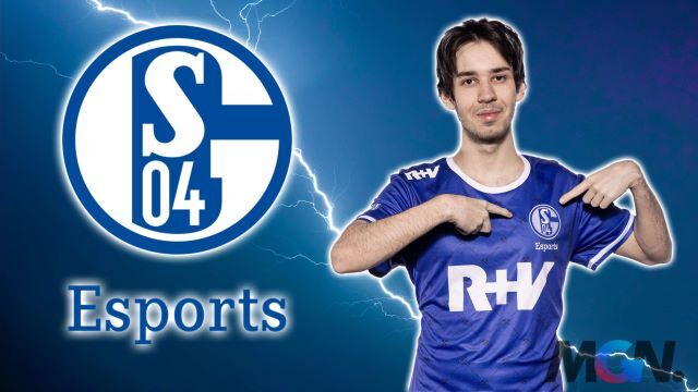 Isma thuộc biên chế Schalke 04 đã bị đuổi khỏi sân ngay trước trận đấu đầu tiên của đội