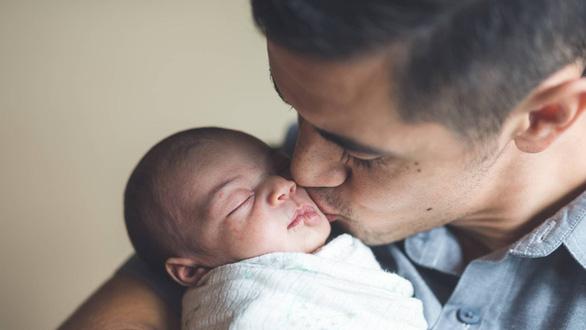 Não đàn ông giảm 1-2% thể tích sau khi sinh con đầu lòng