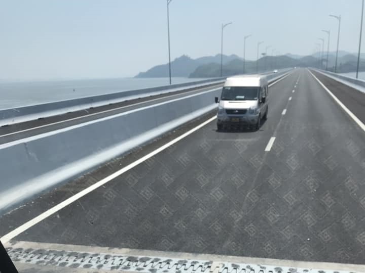 Ô tô đi ngược chiều trên cao tốc Vân Đồn - Móng Cái (Ảnh chụp 19.9)